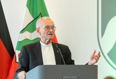 Pfarrer Franz Meurer aus Köln erhält Mevlüde-Genç-Medaille von Ministerpräsident Wüst