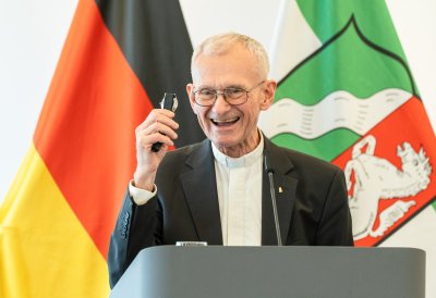 Pfarrer Franz Meurer aus Köln erhält Mevlüde-Genç-Medaille von Ministerpräsident Wüst