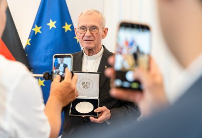 Pfarrer Franz Meurer aus Köln erhält Mevlüde-Genç-Medaille von Ministerpräsident Wüst