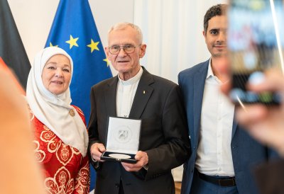 Pfarrer Franz Meurer aus Köln erhält Mevlüde-Genç-Medaille von Ministerpräsident Wüst