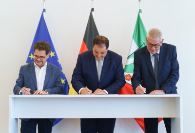 Die 3 Vertreter unterzeichnen die Erklärung