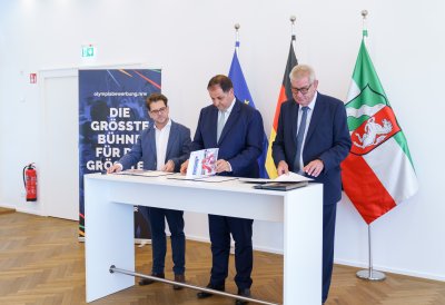 Die 3 Vertreter unterzeichnen die Erklärung