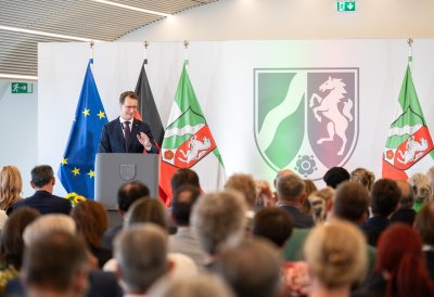 Ministerpräsident Hendrik Wüst verleiht Verdienstorden des Landes Nordrhein-Westfalen an 16 Persönlichkeiten
