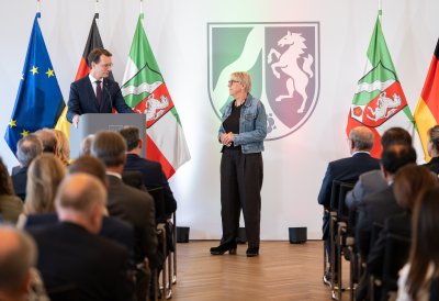 Ministerpräsident Hendrik Wüst verleiht Verdienstorden des Landes Nordrhein-Westfalen an 16 Persönlichkeiten