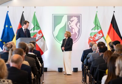 Ministerpräsident Hendrik Wüst verleiht Verdienstorden des Landes Nordrhein-Westfalen an 16 Persönlichkeiten