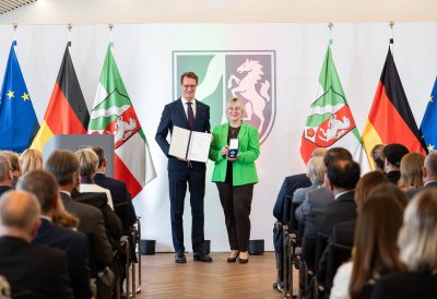 Ministerpräsident Hendrik Wüst verleiht Verdienstorden des Landes Nordrhein-Westfalen an 16 Persönlichkeiten
