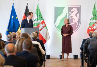 Ministerpräsident Hendrik Wüst verleiht Verdienstorden des Landes Nordrhein-Westfalen an 16 Persönlichkeiten