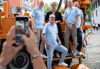 Wirtschaftsministerin Mona Neubaur auf einem schweren Baugerät