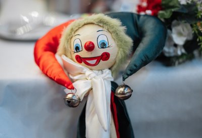 Ein Troll auf einem Tisch