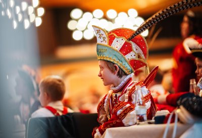 Ein Kinderprinz von der Seite