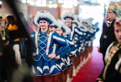 Eine Tanzgruppe betritt den Saal