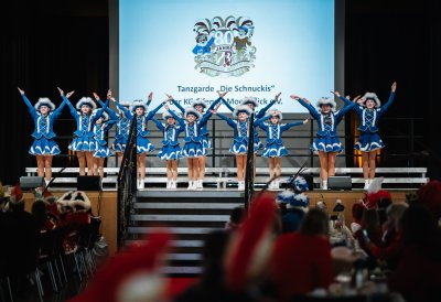 Eine Tanzgruppe auf der Bühne