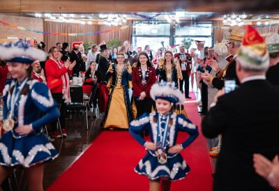 Ministerpräsident Hendrik Wüst überreicht den Karnevalsorden auf der Bühne