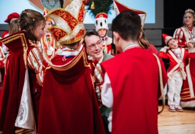 Ministerpräsident Hendrik Wüst überreicht den Karnevalsorden auf der Bühne