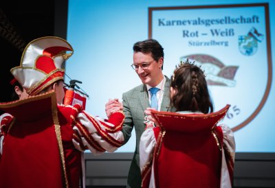 Ministerpräsident Hendrik Wüst überreicht den Karnevalsorden auf der Bühne