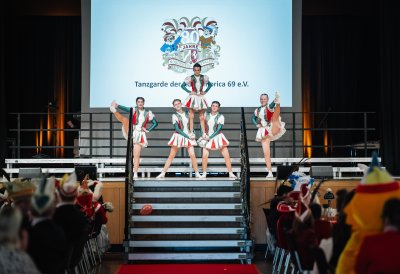 Tänzerinnen auf der Bühne