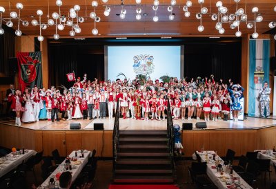 Großem Gruppenfoto auf der Bühne