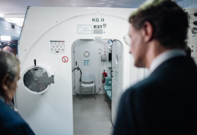 Im Rahmen der Reise besucht Ministerpräsident Wüst außerdem gemeinsam mit Vertretern des Universitätsklinikum Münster das Stanisław Sakiel Burn Treatment Center in Siemianowice Śląskie
