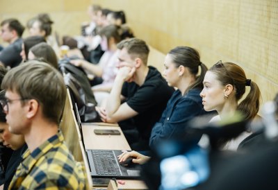 Studierende im Hörsaal hören zu