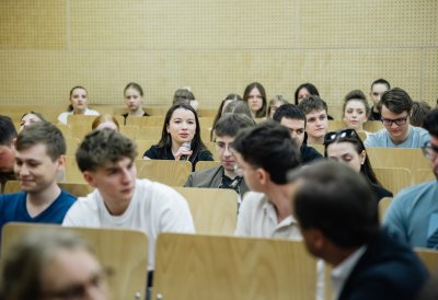 Studierende im Hörsaal diskutieren