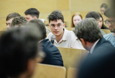 Studierende im Hörsaal diskutieren