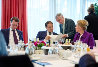 Landesregierung beschließt weitere Entlastungen zur Modernisierung des Staates