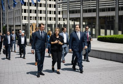 MP Wüst, Wirtschaftsministerin Neubaur und Europaminister Liminski gehen zum Berlaymont-Gebäude in Brüssel, im Hintergrund die Delegation