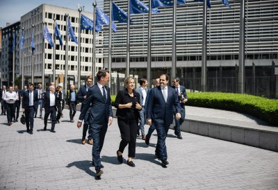 MP Wüst, Wirtschaftsministerin Neubaur und Europaminister Liminski gehen zum Berlaymont-Gebäude in Brüssel, im Hintergrund die Delegation