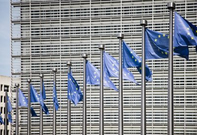 EU-Flaggen vor dem Berlaymont-Gebäude in Brüssel