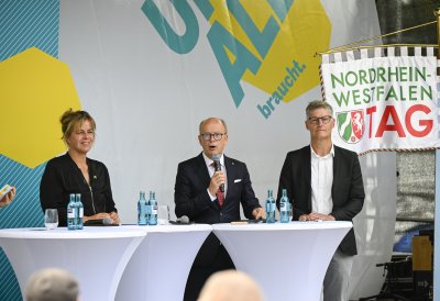 Landtagspräsident Kuper, die stellvertrende Ministerpräsidentin Neubaur und Oberbürgermeister Tilman Fuchs bei der Eröffnung auf einer Bühne