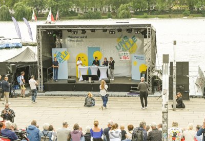 Ansicht der Bühne vor einem Fluss