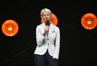 Ministerin Feller spricht auf einer Bühne