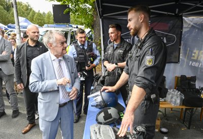 Innenminister Reul im Gespräch mit Polizeibeamten