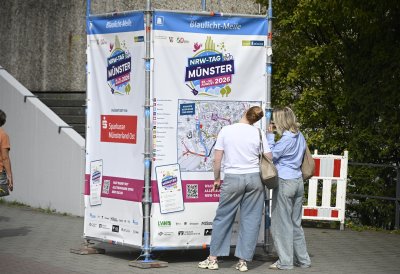 Zwei Bürgerinnen schauen sich den Lageplan der Meile an