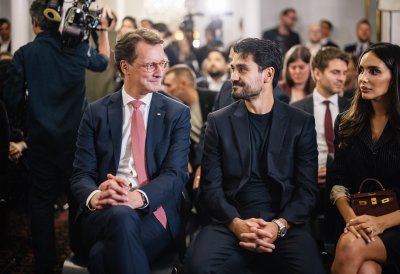 Ministerpräsident Wüst überreicht die Mevlüde-Genç-Medaille in Istanbul an İlkay Gündoğan