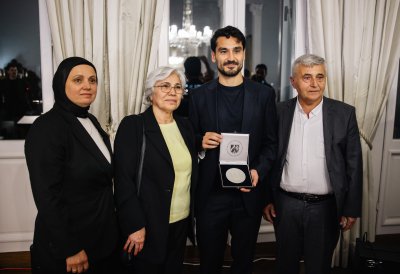 Ministerpräsident Wüst überreicht die Mevlüde-Genç-Medaille in Istanbul an İlkay Gündoğan