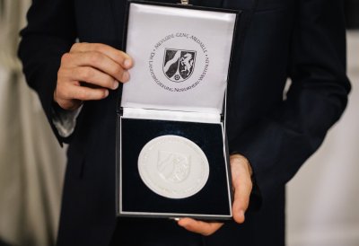 Ministerpräsident Wüst überreicht die Mevlüde-Genç-Medaille in Istanbul an İlkay Gündoğan