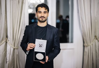 Ministerpräsident Wüst überreicht die Mevlüde-Genç-Medaille in Istanbul an İlkay Gündoğan