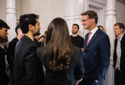 Ministerpräsident Wüst überreicht die Mevlüde-Genç-Medaille in Istanbul an İlkay Gündoğan