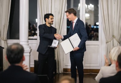 Ministerpräsident Wüst überreicht die Mevlüde-Genç-Medaille in Istanbul an İlkay Gündoğan