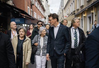  Ministerpräsident Wüst unternimmt mit Zeitzeuginnen und Zeitzeugen einen historischen Stadtspaziergang durch die Viertel Tophane und Karaköy