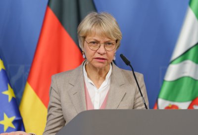 Ministerin Feller beantwortet Fragen am Rednerpult