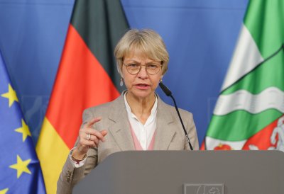 Ministerin Feller beantwortet Fragen am Rednerpult
