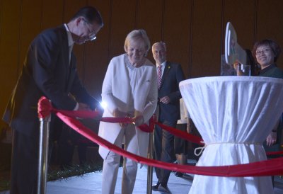 Ministerpräsidentin Hannelore Kraft durchschneidet im Beisein von Wirtschaftsminister Garrelt Duin ein rotes Band anlässlich der Eröffnung der Vertretung von NRW.INVEST in Chengdu / Provinz Sichuan