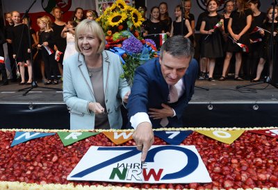 Ministerpräsidentin Hannelore Kraft und Oberbürgermeister Thomas Geisel schneiden gemeinsam die NRW-Tag-Geburtstagstorte an