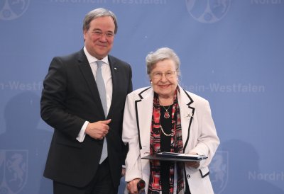 Ministerpräsident Armin Laschet zeichnet 19 Bürgerinnen und Bürger mit dem Landesverdienstorden aus