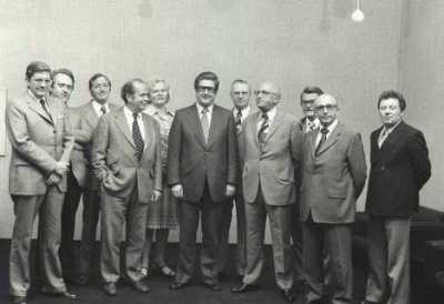 Das Bild zeigt das 3. Kabinett von Ministerpräsident Kühn.