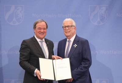 Ministerpräsident Armin Laschet zeichnet 19 Bürgerinnen und Bürger mit dem Landesverdienstorden aus