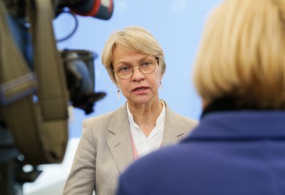 Ministerin Feller gibt ein Pressestatement