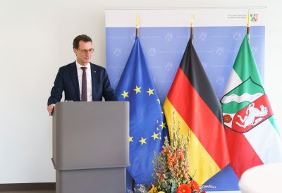 Ministerpräsident Wüst händigt Hendrik Snoek den Bundesverdienstorden aus